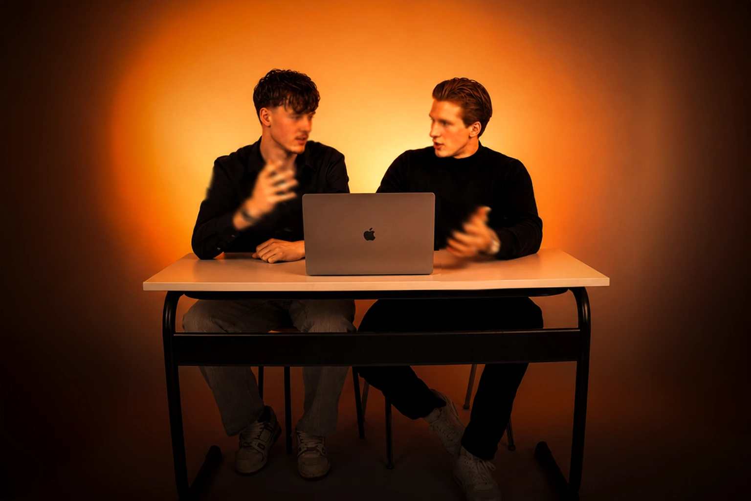 Pascal und Luis bei der Arbeit am Laptop