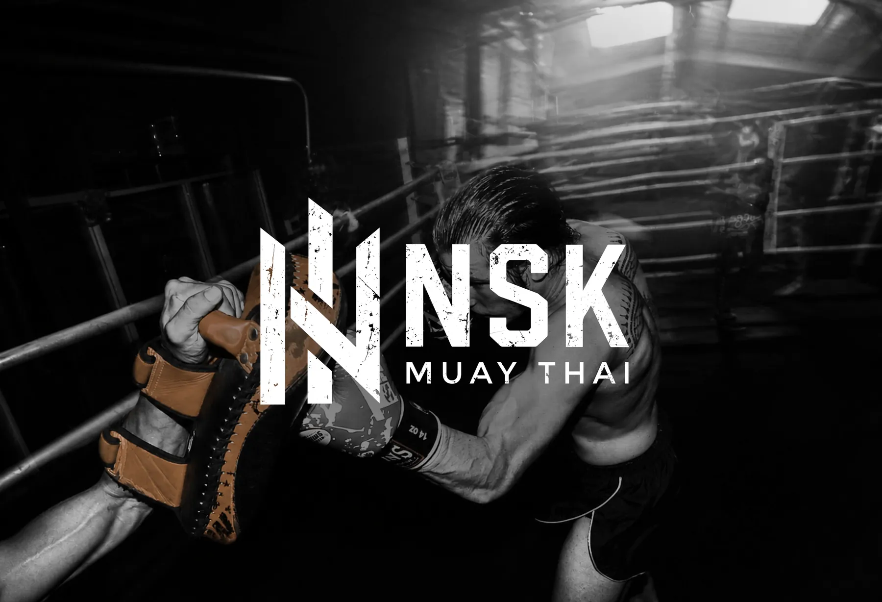 NSK-Muay-Thai-Logo über einem Boxring-Foto